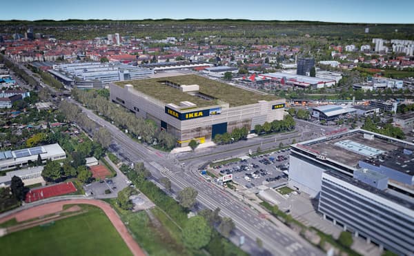 Vogelperspektive auf das neue IKEA Einrichtungshaus in Karlsruhe, es sind viele Grünflächen zu sehen, auch auf dem Dach des Gebäudes.