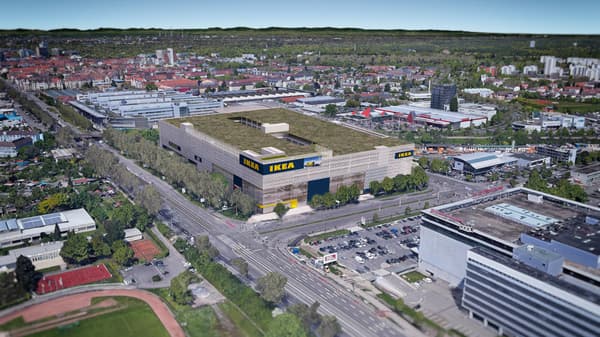Vogelperspektive auf das neue IKEA Einrichtungshaus in Karlsruhe, es sind viele Grünflächen zu sehen, auch auf dem Dach des Gebäudes.