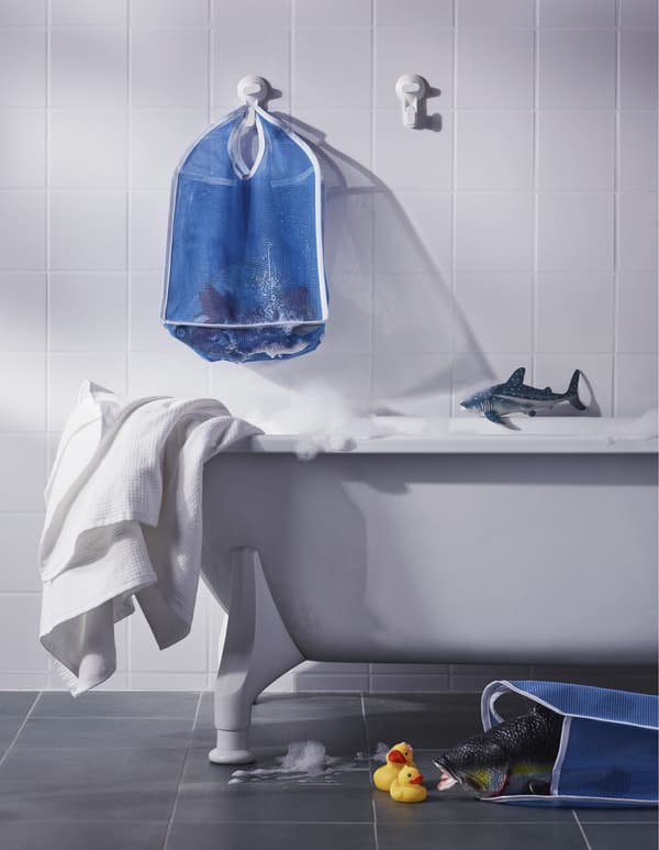 Voici quelques bonnes idées de rangement pour la salle de bains. Laissez-vous inspirer par nos trouvailles! Nous avons utilisé le sac LÅDDAN pour ranger et sécher les jouets en une seule étape. Facile de voir le contenu du sac car il est en filet.