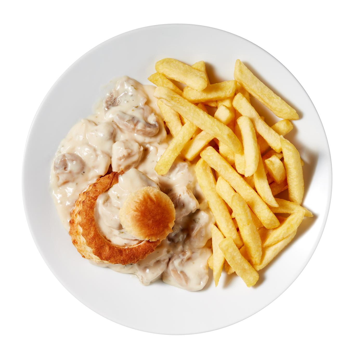 Vol-au-vent servi avec frites, au Restaurant IKEA. À partir de 5 €.