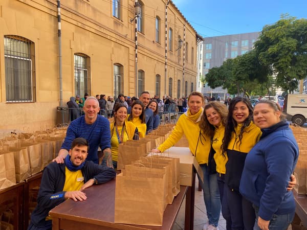 Voluntarios de IKEA participantes en el reparto de Menús solidarios de Nochevieja con los Ángeles Malagueños de la Noche de 2023.