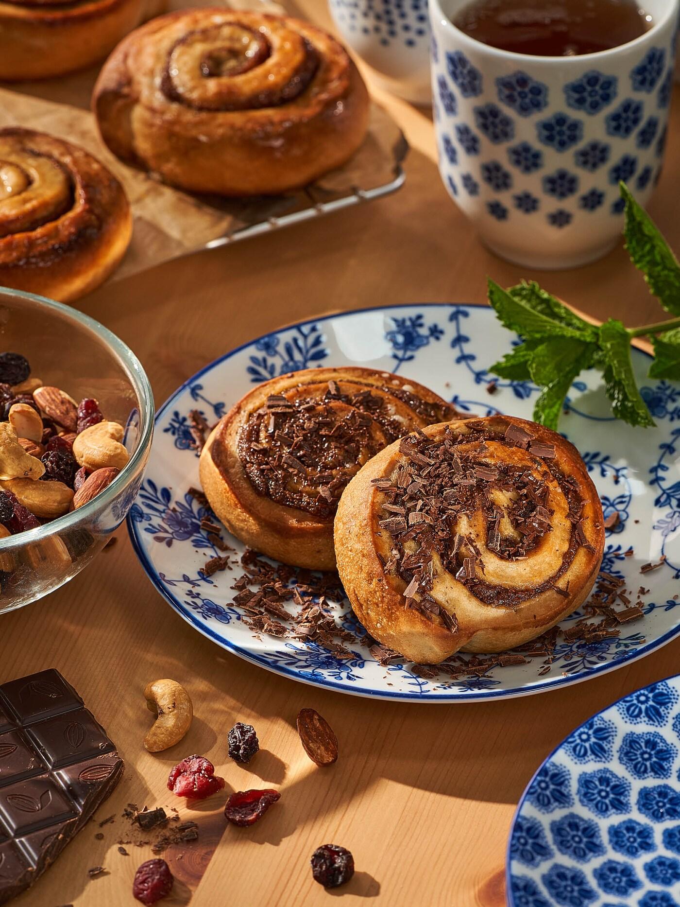 Voňavý škoricový slimáci posypaný čokoládou.