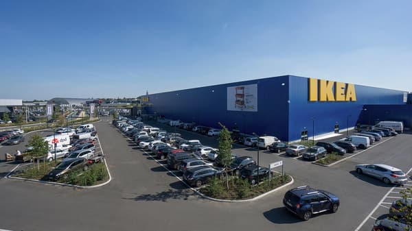 Vooraanzicht van het IKEA-warenhuis in Mons (Bergen) met parking en hoofdingang