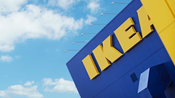 Vor einem blauen Himmel ist ein blaues Gebäude mit dem gelben IKEA Schriftzug zu sehen.