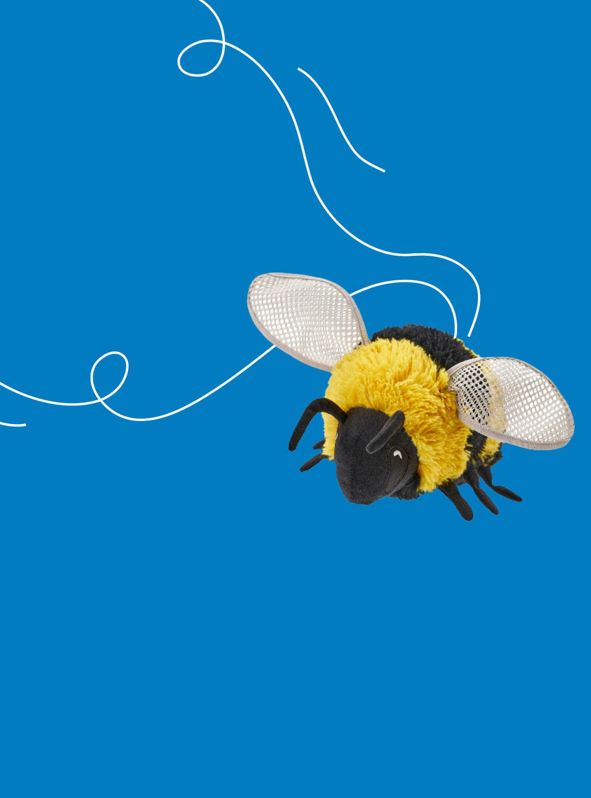 vor einem IKEA Family blauen Hintergrund sieht man eine Hummel fliegen