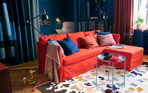 Votre logement est petit ? Installez un canapé convertible au centre de la pièce pour disposer de plus de rangement contre les murs. Essayez un canapé convertible IKEA BRÅTHULT rouge-orange