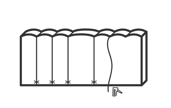 Vous aimeriez habiller votre tête de lit? IKEA vous propose un guide pour relooker un cadre de lit MALM avec de la mousse et un rideau en velours. Cette étape illustrée montre comment agrafer un fil dans chaque rainure, sur l’avant et dans le bas de la tête de lit.
