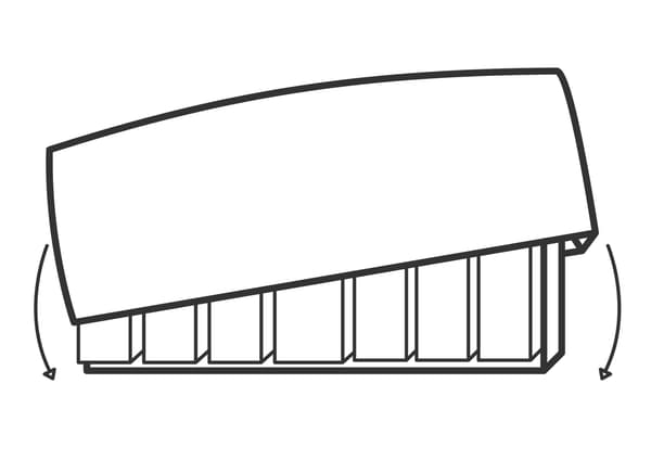 Vous aimeriez habiller votre tête de lit? IKEA vous propose un guide pour relooker un cadre de lit MALM avec de la mousse et un rideau en velours. Cette étape illustrée montre le placement sur la tête de lit de l’enveloppe faite avec le rideau.