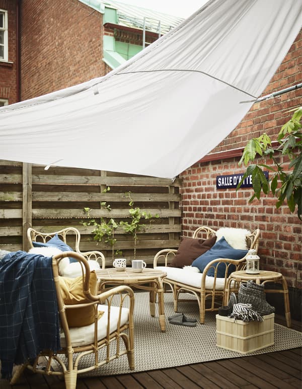Vous aimeriez vous asseoir sur votre balcon tout en étant bien protégé du soleil? Protégez-vous! La toile de protection IKEA DYNING est fabriquée dans un tissu offrant une excellente protection contre les rayons UV émis par le soleil. Son facteur de protection UPF (Ultraviolet Protection Factor) est de 25+.