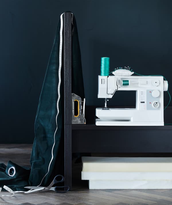 Vous aimez le look d'un meuble customisé ? Vous pouvez relooker un meuble IKEA comme la tête lit MALM en le dotant d'un habillage en velours. Il vous faudra également de la mousse, un rideau, du fil, un mètre ruban, des ciseaux, une agrafeuse et une machine à coudre.