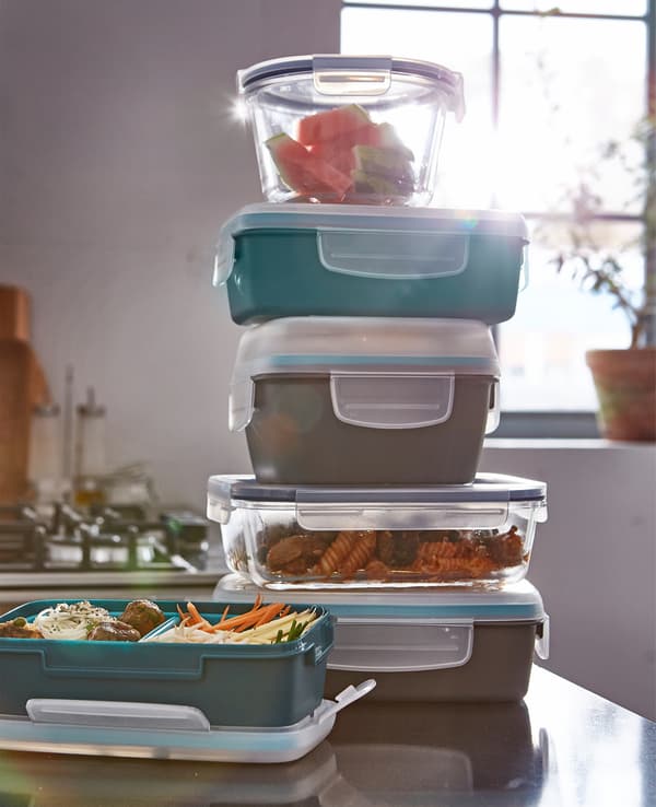 Vous aimez l’idée d’une boîte repas à compartiments, pour séparer les aliments? La boîte repas en plastique FESTMÅLTID en turquoise foncé a deux accessoires amovibles et un couvercle transparent hermétique. IKEA propose un vaste choix de boîtes repas qui permettent d’économiser du temps, de l’argent et de limiter les gaspillages alimentaires.