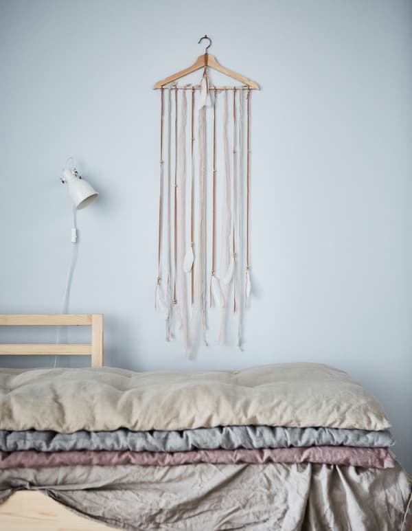 Vous cherchez de nouvelles idées déco ? Créez un présentoir avec des cintres ! IKEA propose un vaste choix de cintres, comme le cintre BUMERANG en bois dur massif et donc, renouvelable. Fixez à un cintre des bandelettes terminées par des plumes, pour apporter une touche personnelle à n’importe quelle pièce.