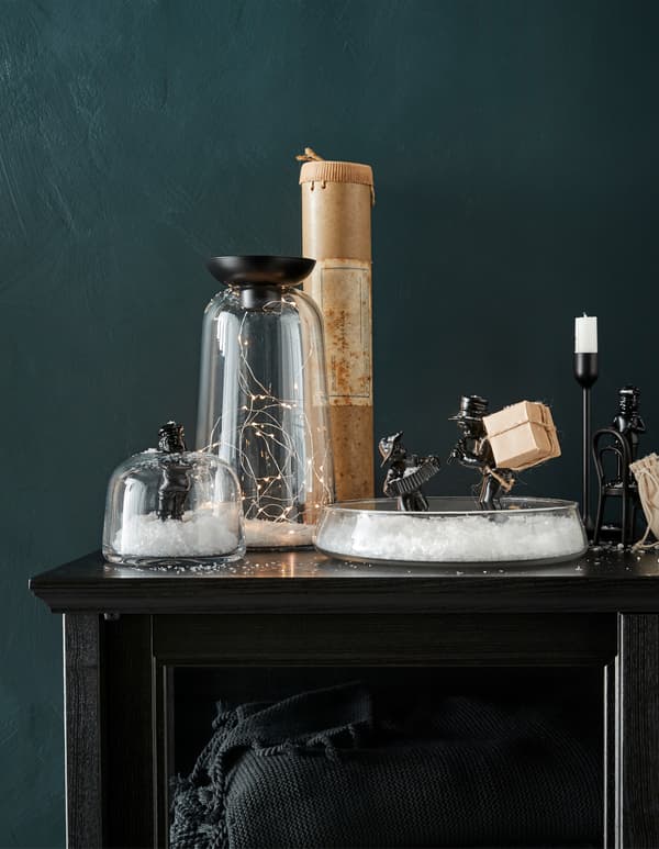 Vous cherchez des idées de déco pour les fêtes de fin d’année? Construisez une boule à neige! Prenez un vase ou un saladier en verre et décorez-le. IKEA propose un vaste choix de vases en verre, comme le vase/photophore VINTER 2017, en verre transparent.