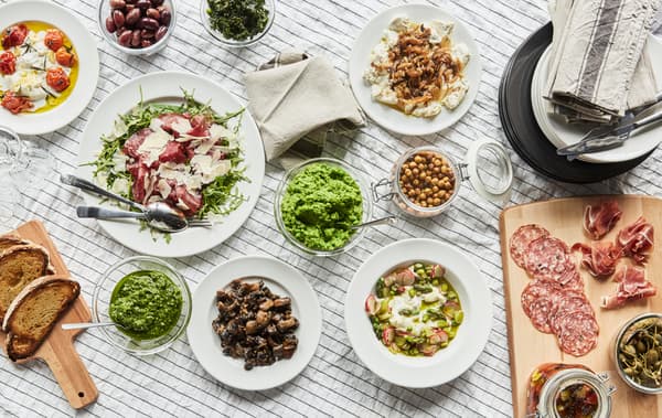 Vous cherchez un nouveau service de table ? IKEA propose un grand choix de styles, comme par exemple sa série VARDAGEN. Une vaisselle au style à la fois simple et traditionnel, aux formes douces et arrondies et aux détails soignés, qui met joliment en valeur vos plats.