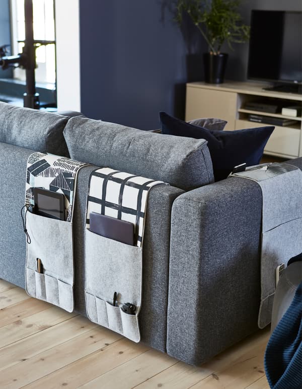 Vous cherchez un organisateur pour le canapé? IKEA propose KNALLBÅGE, en feutrine grise, qui comporte des pochettes pour télécommandes, magazines et autres. Vous pouvez le déposer sur un des accoudoirs de votre canapé.