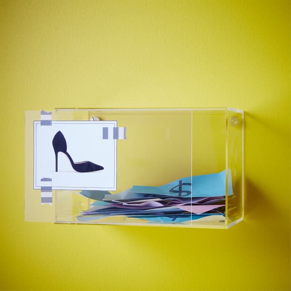 Vous épargnez pour quelque chose ? Utilisez comme tirelire la boîte vitrée BJÖRNARP de chez IKEA. Comme elle est en acrylique transparent, vous pouvez voir aisément combien vous avez mis de côté. Pour vous stimuler, collez dessus une photo de ce pour quoi vous économisez.
