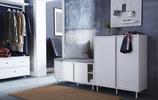 Vous êtes à la recherche d’idées ingénieuses pour aménager une entrée de petite dimension? Nous proposons un vaste choix de meubles, comme le range-chaussures MACKAPÄR compartimenté et pourvu de portes coulissantes, un véritable atout gain de place.