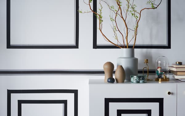 Vous louez un appartement et souhaitez le rafraîchir à moindre coût ? Vous obtiendrez un bel effet en créant des panneaux avec de l’adhésif washi sur le mur d’un petit séjour. Il vous faut juste de l’adhésif noir IKEA GIVANDE ! Le petit plus ? Cela ne vous prendra que deux heures !