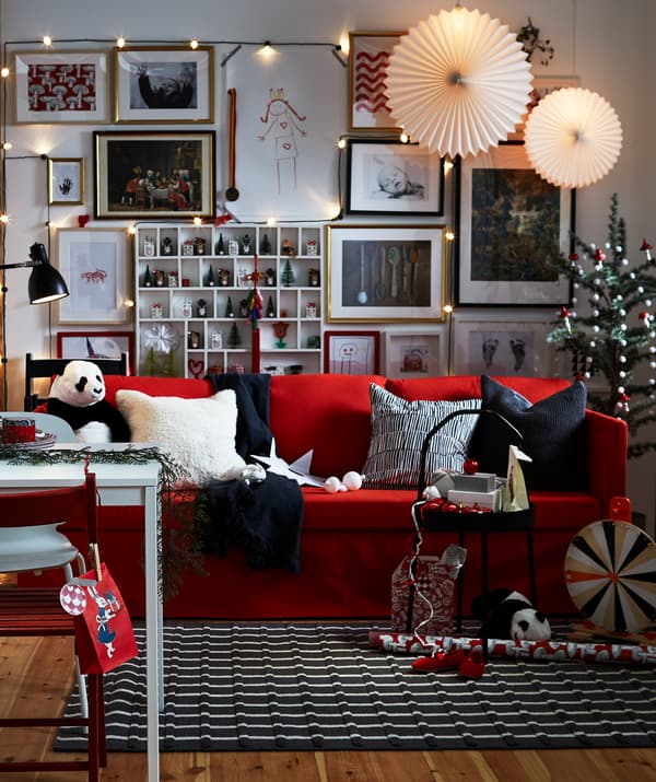 Vous manquez de sièges? Les chaises pliantes IKEA TERJE en hêtre massif rouge sont faites pour vous.