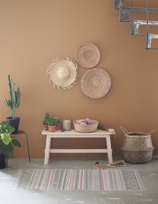 Vous n'aimez pas votre sol et vous voulez le couvrir ? Trouvez de nouvelles idées chez IKEA ! Utilisez de l’adhésif washi pour créer un tapis plein de cachet. L’adhésif IKEA UPPFATTA existe en rose, gris et avec des rayures couleur menthe bordées de rose.