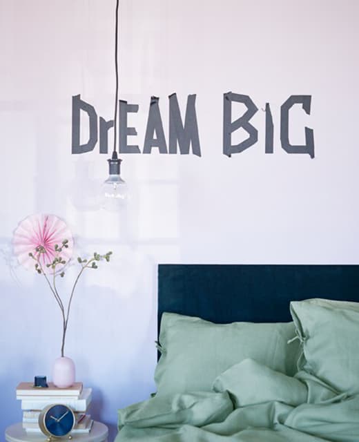 Vous recherchez de nouvelles idées à petit prix pour la maison ? Ici, nous avons utilisé de l’adhésif noir pour écrire une citation sur un mur de chambre à coucher. IKEA propose un grand nombre d’adhésifs différents, dont l’adhésif noir IKEA GIVANDE. L’adhésif washi est un outil de relooking simple et facile à mettre en œuvre!