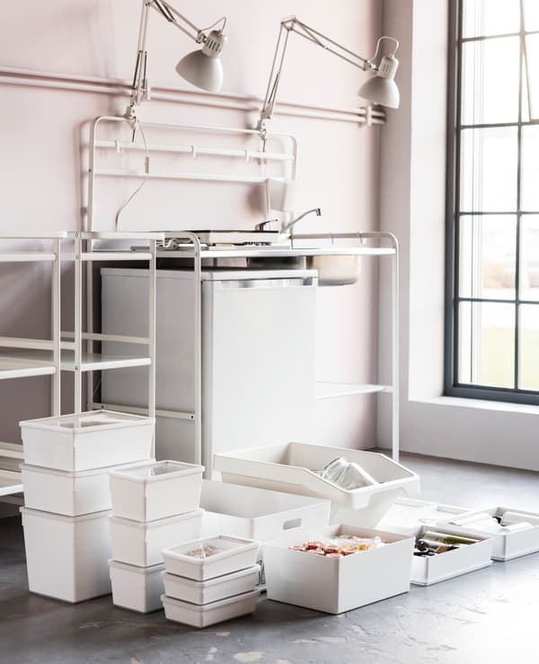Vous recherchez des idées pour une cuisine facile à déménager ? IKEA propose un vaste choix de boîtes de rangement qui peuvent être utilisées pour déménager, comme la boîte en plastique blanc avec couvercle IKEA KUGGIS.