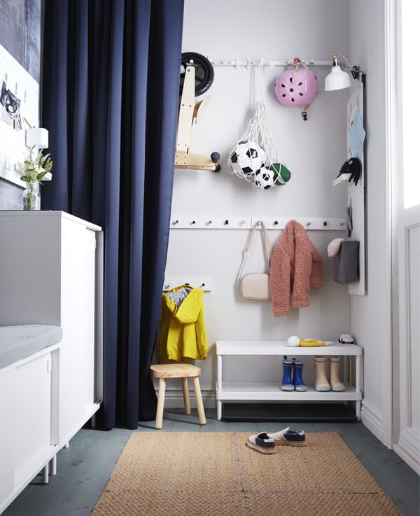 Vous recherchez des rangements pour les enfants dans l’entrée ? IKEA a des tas de solutions qui leur conviendront parfaitement. Notre patère blanche LURT six boutons, par exemple. Tous les boutons proviennent de l’assortiment cuisine IKEA!