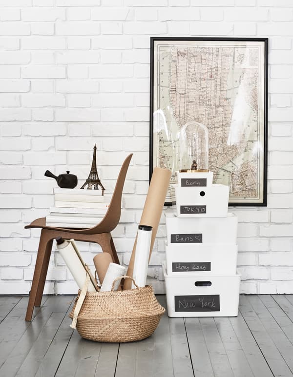 Vous recherchez du mobilier unique ? IKEA a plein de mobilier moderne disponible en ligne et plein d’idées déco pour la maison aussi. Utilisez une chaise pour exposer des guides touristiques et rangez vos souvenirs de voyage dans des boîtes IKEA KUGGIS avec couvercle, posées à même le sol.