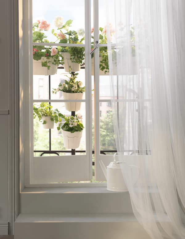 Vous rêvez de verdure mais vous n’avez pas de jardin ? Prolongez votre rebord de fenêtre en utilisant des balustrades ou un balcon.