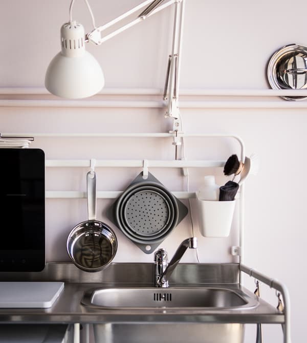 Vous voulez optimiser votre mini-plan de travail ? Suspendez à des crochets les ustensiles de cuisine et accessoires pour la vaisselle. IKEA propose des tas de nouvelles idées cuisine et de nouveaux produits pour les cuisines compactes, comme la série SUNNERSTA.