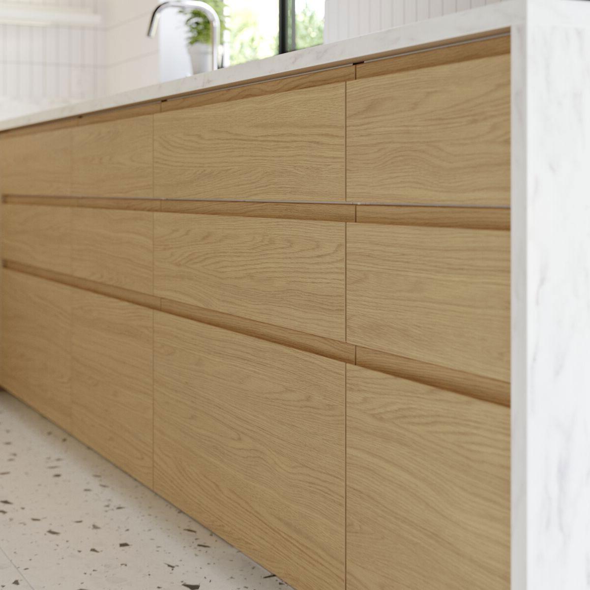 VOXTORP egetræsmønstrede køkkenlåger.