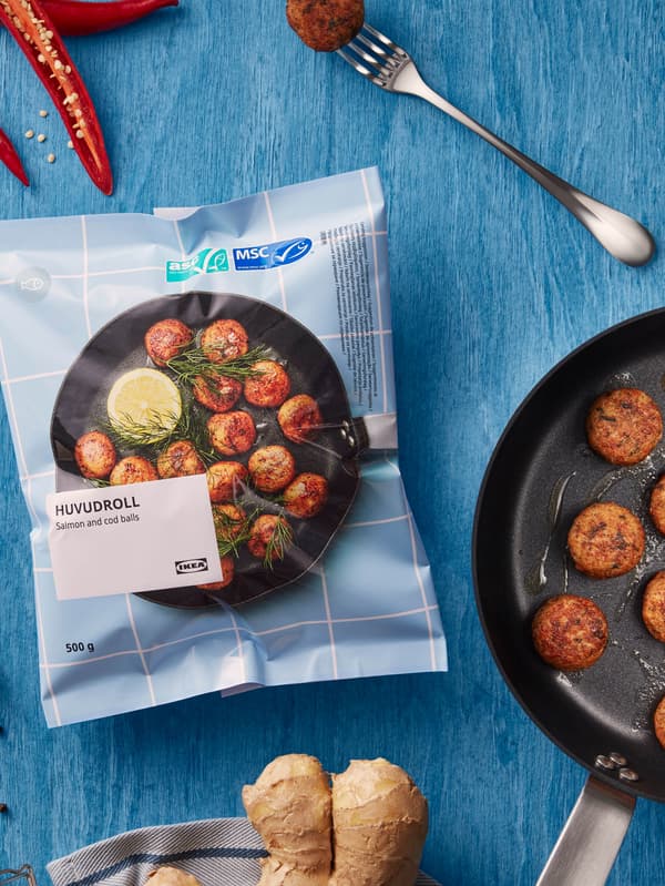 Vrecko rybacích guľôčok HUVUDROLL na modrom podklade.