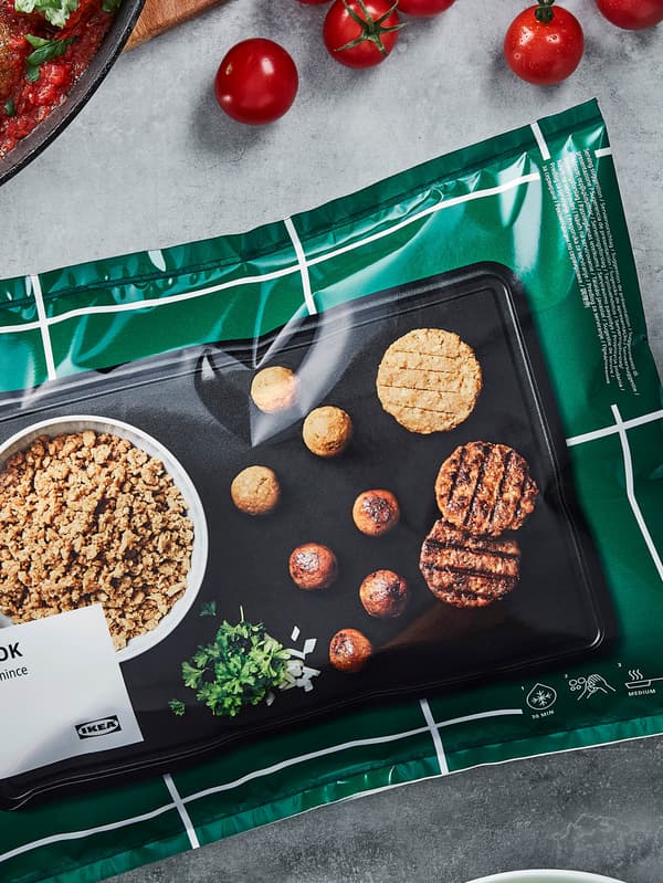 Vrecko s bezmäsitým mletým VÄRLDSKLOK je položené na stole vedľa niekoľkých cherry paradajok.