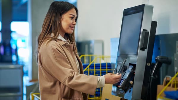 Vrouw die afrekent aan de kassa