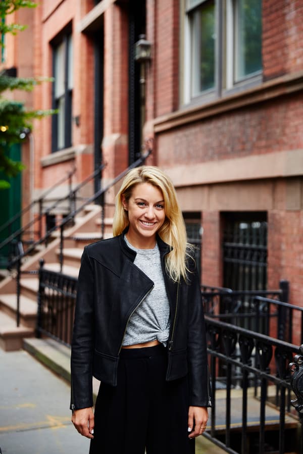 Vrouw die staat te lachen in de straten van New York.