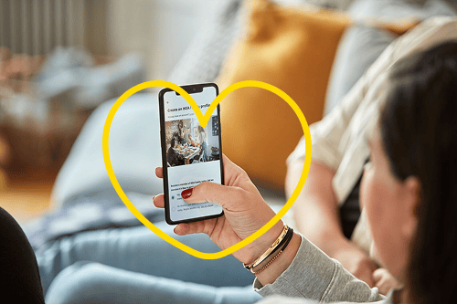 Vrouw kijkt naar de IKEA-app op haar telefoon