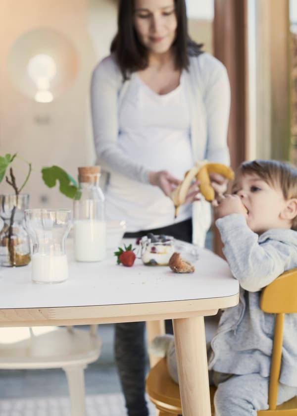 Vrouw met kind dat eet