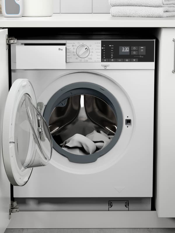 Vstavaná práčka s otvorenými dvierkami v bielej miestnosti.