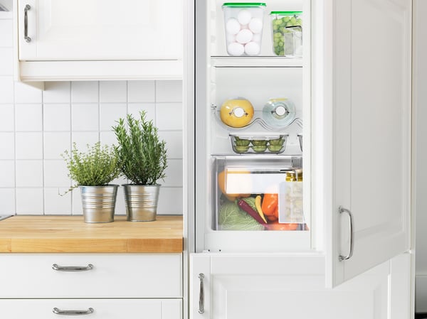 Встроенный холодильник открытого типа на кухне
