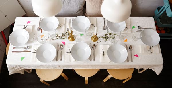 Vue aérienne de la table, avec vaisselle et couverts.