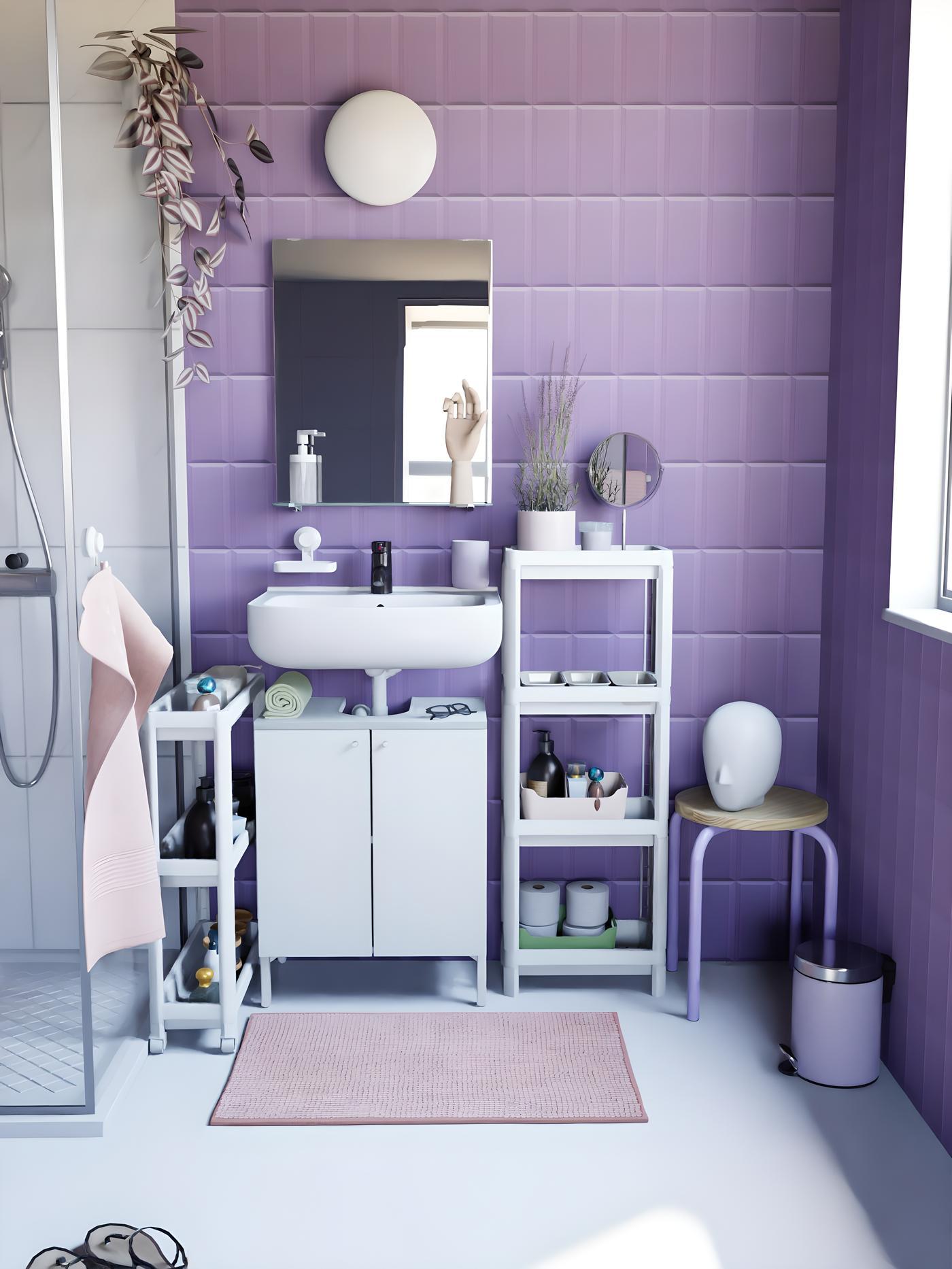 vue de face d'une salle de bain au carrelage mauve, avec une douche, des meubles blancs, des accessoires mauves et du linge de bain rose. 