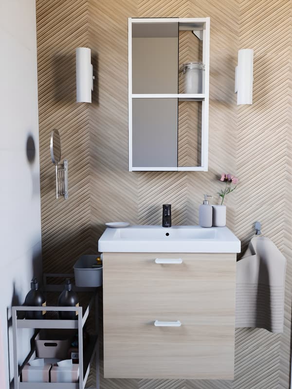 vue de face d'une salle de bain blanche et bois effet chene, dans une suite parentale, avec du linge de bain beige, un mur de carrelage imitation chevron bois clair