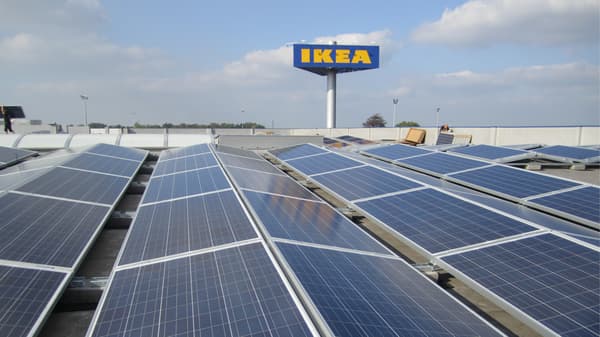 Vue du toit d'IKEA avec les panneaux solaires et le mât IKEA.