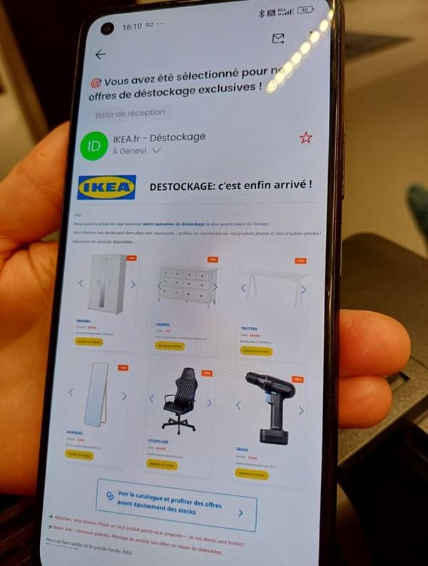 vue d'un écran de portable montrant des promotions