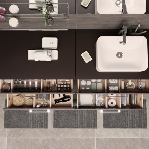 Vue en plongée sur quatre tiroirs ouverts où sont disposés. Ils comportent des boîtes translucides qui assurent une organisation du tonnerre.