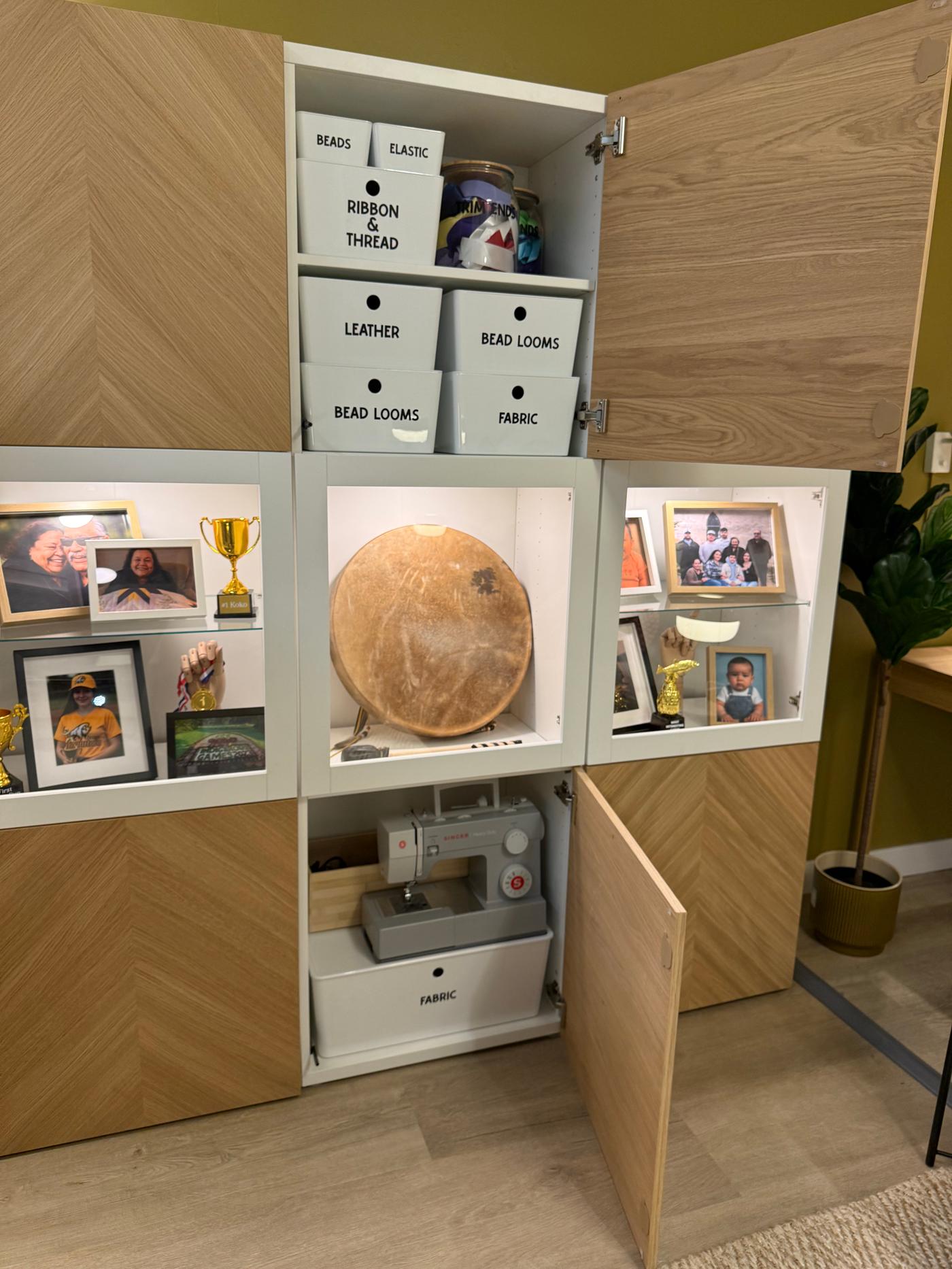 Vue latérale d’une armoire en bois dont les portes ouvertes révèlent son contenu. 