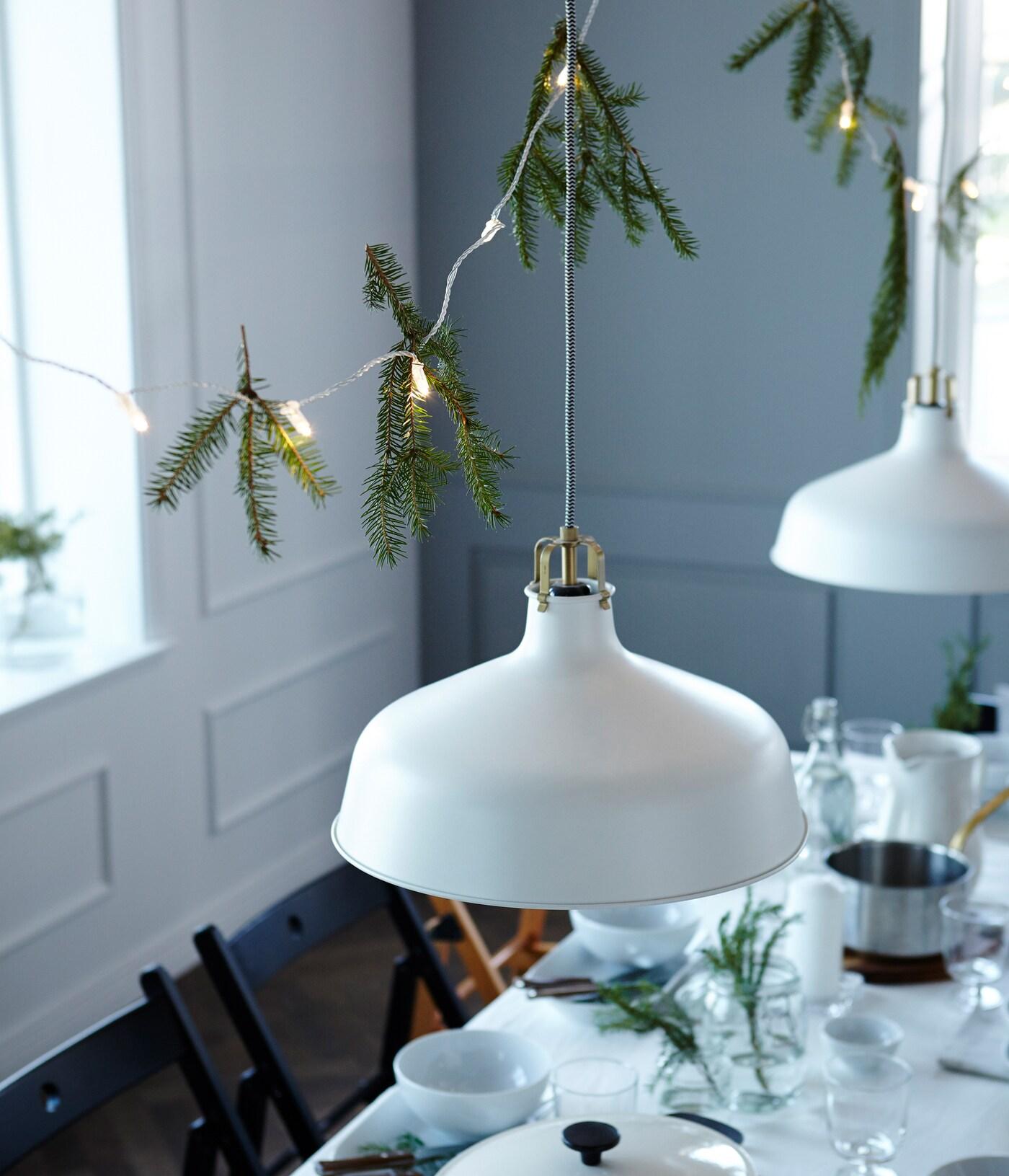 Vuoi stupire i tuoi ospiti? Crea un'atmosfera intima e accogliente utilizzando lampade a sospensione e rami di pino - IKEA.