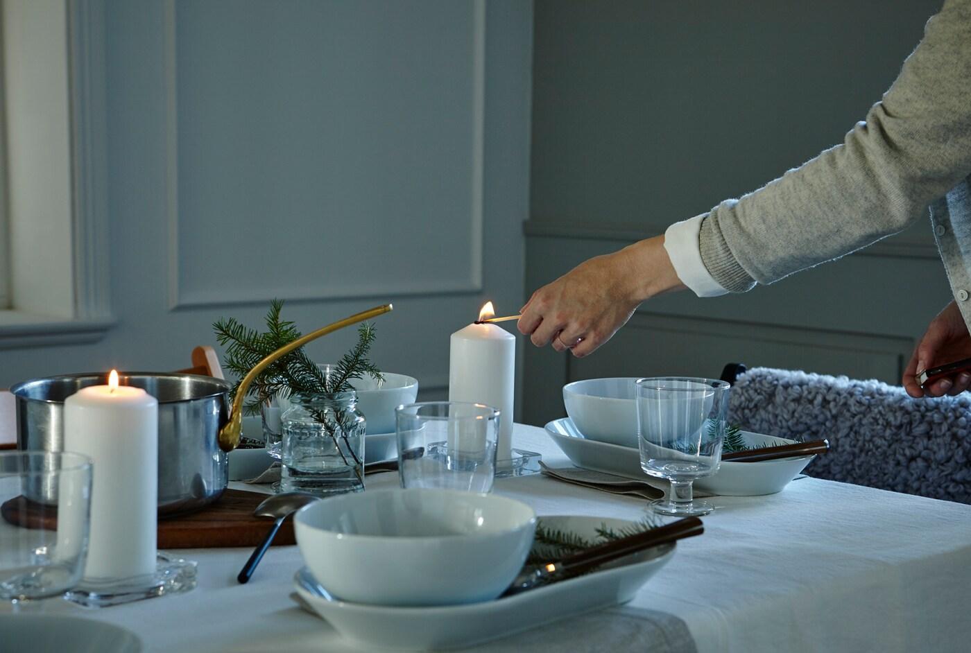 Vuoi stupire i tuoi ospiti? Dai il tocco finale con candele o luci soffuse per creare un'atmosfera unica - IKEA.