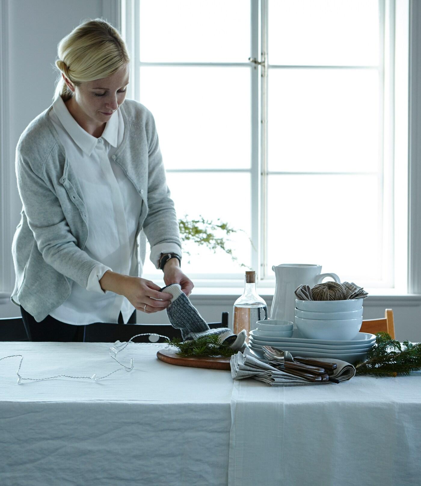 Vuoi stupire i tuoi ospiti? La prima cosa da fare è scegliere un tema. Noi ci siamo ispirati all'inverno con colori chiari e rilassanti, morbide calze di lana e rami sempreverdi - IKEA.