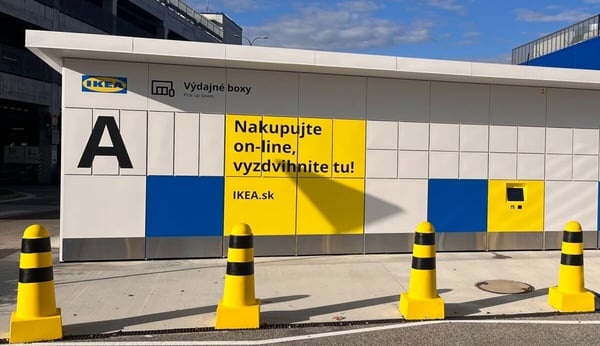 Výdajný box IKEA na parkovisku. 